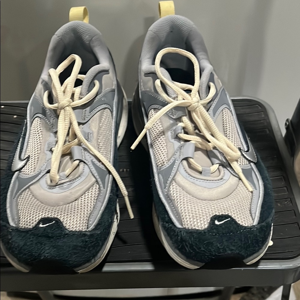 Nike Gray and White Athletic Shoes Modern Design - Picture 1 of 5